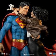 Load image into Gallery viewer, SUPERMAN AND LOIS SIXTH SCALE DIORAMA
