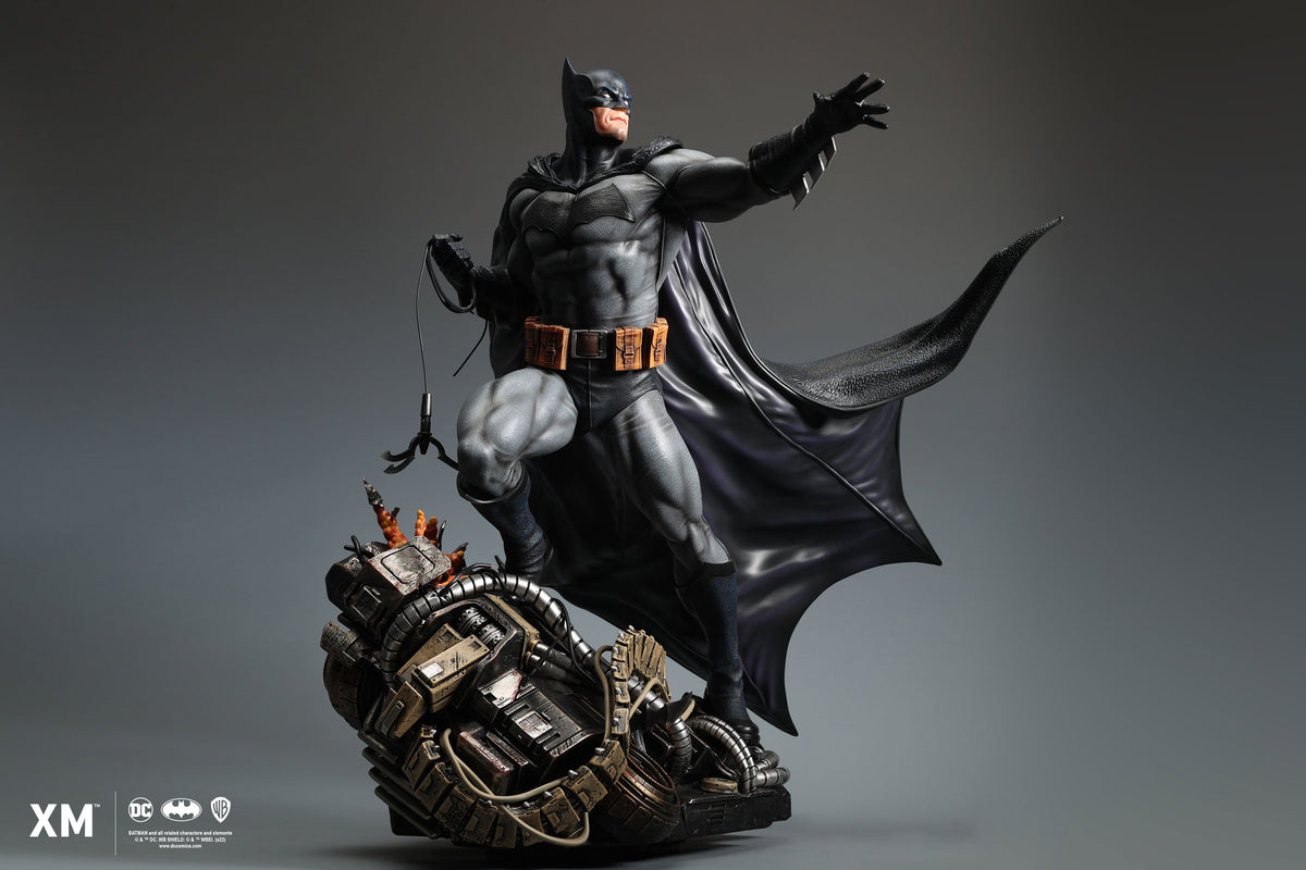 PRE-ORDER: BATMAN CLASSIC SIXTH SCALE STATUE