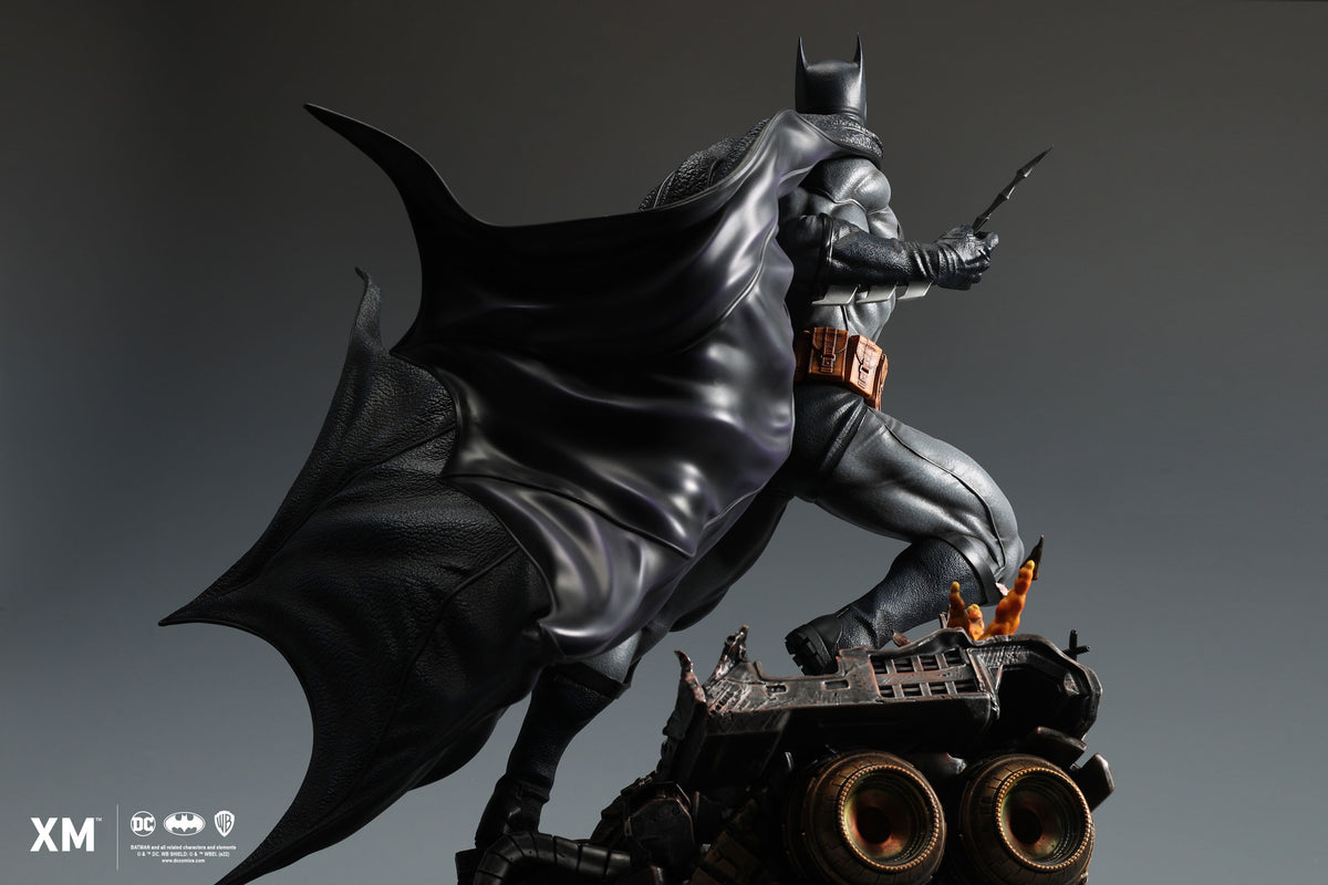 PRE-ORDER: BATMAN CLASSIC SIXTH SCALE STATUE